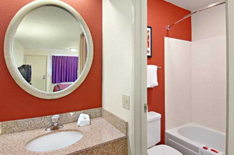 Red Roof Inn Louisville East - Hurstbourne Room photo
